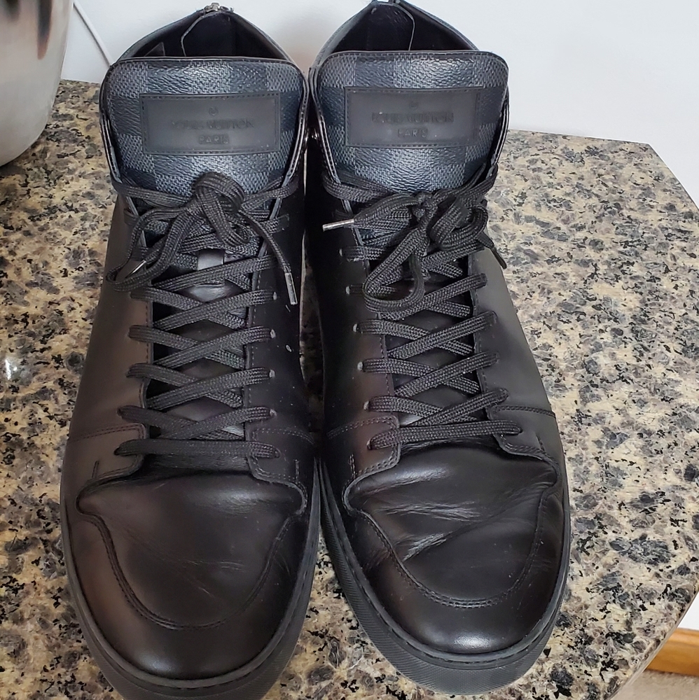 authentic LOUIS VUITTON Mens Calfskin Damier Graph